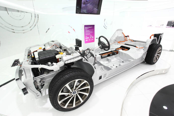 LG화학 배터리가 탑재된 전기자동차 모형. [사진=LG화학]