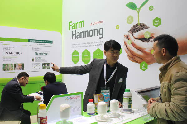 중국 상해에서 열리는 '중국 국제 농화학 및 작물보호 박람회(CAC 2018)'에서 팜한농 전시부스를 방문한 관람객들은 팜한농이 순수 국내 기술로 개발한 작물보호제 원제 제품에 대해 높은 관심을 보였다. [사진=팜한농]