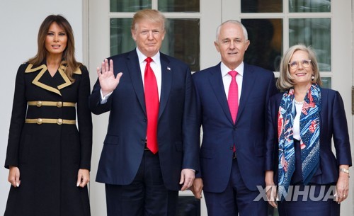 지난달 23일 백악관에서 나란히 선 트럼프 대통령(왼쪽 두 번째)과 맬컴 턴불 호주 총리(왼쪽 세번째) 부부ⓒ연합뉴스