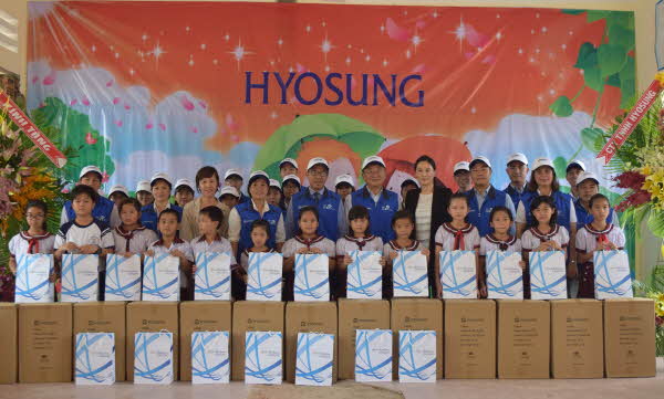 효성이 최근 KLPGA 대회의 모금 기금으로 베트남 빈탄 초등학교에 도서관을 기증하고 현판 기증식을 진행했다. [사진=효성]