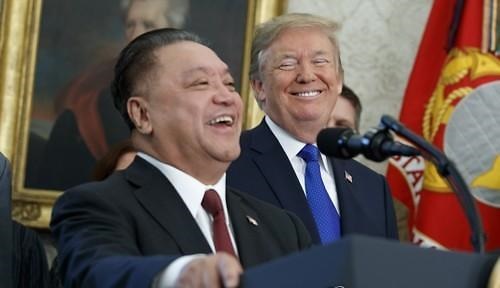 도널드 트럼프 미국 대통령이 본사 이전 방안을 발표하는 호크 탄 브로드컴 CEO를 미소와 함께 바라보고 있다.ⓒ[사진제공=연합뉴스]