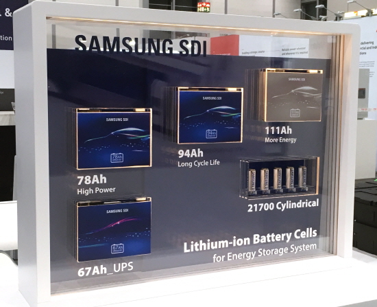 삼성SDI가 전시한 ESS 전용 111Ah 배터리 셀을 비롯한 다양한 ESS 배터리 셀 제품들