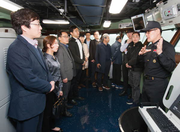 15일 해군 제8전투훈련단을 방문한 LIG넥스원 직원들이 대구함 함교에서 함정에 대한 설명을 듣고 있다. [사진=LIG넥스원]