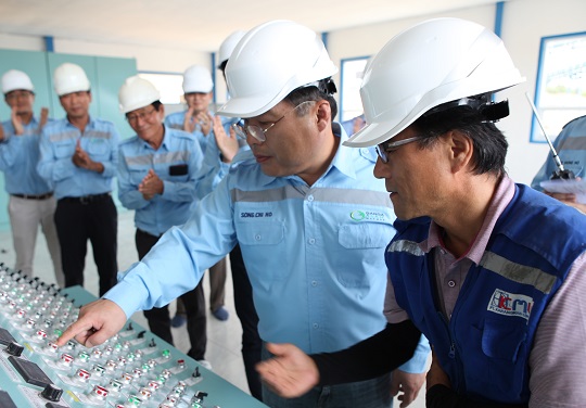 송치호 LG상사 대표이사(오른쪽 두번째)이 인도네시아 GAM 광산의 시험생산 가동을 위해 광산의 생산설비를 조작하는 제어 장치를 누르고 있다. [사진=LG상사]