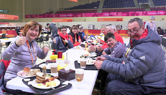 평창 패럴림픽 선수촌 식당에서 식사를 하는 독일 장애인 컬링팀 선수들. [사진=신세계푸드]