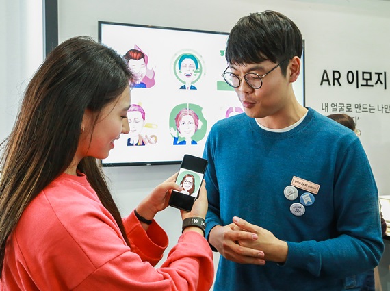 지난 주말 서울 성수동 어반소스에서 진행된 '갤럭시 팬 파티'에서 갤럭시 팬 큐레이터 하지민씨(27세)가 방문객들에게 '갤럭시 S9·S9+'를 설명하고 있는 모습. ⓒ삼성전자