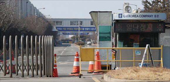 한국지엠 군산공장 동문의 출입이 통제되고 있다. ⓒ데일리안 홍금표 기자