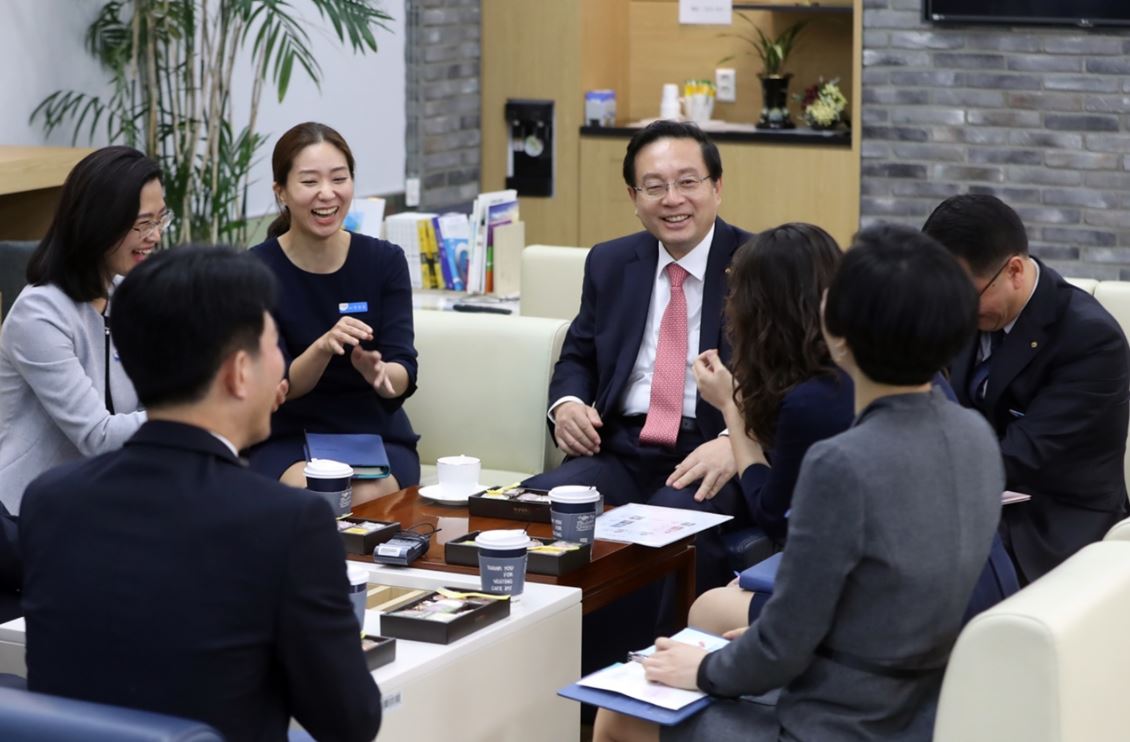 우리은행은 손태승 은행장이 일선 영업점을 방문해 '1일 지점장'으로 근무하며 현장 직원과 소통 경영을 실시했다고 20일 밝혔다.ⓒ우리은행