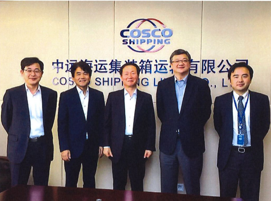 김칠봉 SM상선 사장(오른쪽 세번째)은 지난 15~16일 중국 상하이 코스코 본사에서 양사간 글로벌 협력체제를 논의했다. 오른쪽에서 두 번째가 코스코 컨테이너라인 사장 왕하이민.ⓒSM상선