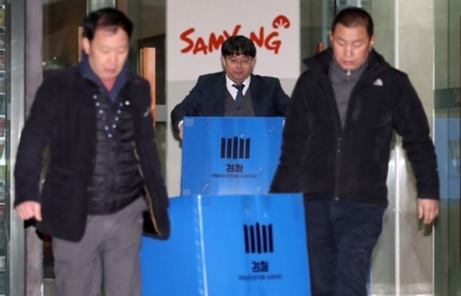 검찰 직원들이 지난달 20일 서울 성북구 삼양식품 본사를 압수수색한 뒤 압수품을 들고 나오고 있다. ⓒ연합뉴스


