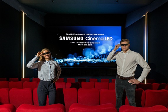 삼성전자 모델들이 20일(현지시간) 스위스 취리히 실시티 쇼핑몰에 위치한 아레나 시네마에서 3D 영화 관람용 입체 안경을 쓰고 세계 최초 '3D 시네마 LED' 상영관을 소개하고 있다. ⓒ삼성전자