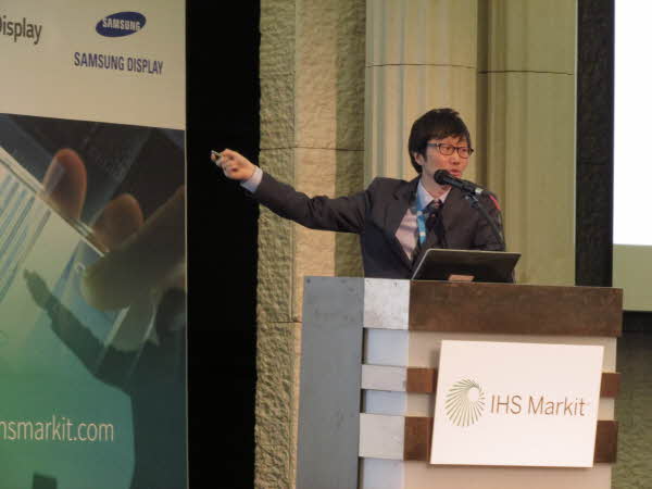 박진한 IHS마킷(Markit) 이사가 21일 '2018년 상반기 한국 디스플레이 컨퍼런스'에서 '중장기 디스플레이 시장 전망'이라는 주제로 강연을 하고 있다. [사진=IHS마킷]
