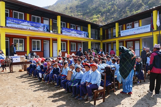 현대오일뱅크 1%나눔재단이 신축한 네팔 고르카 지역 버거워띠 중학교 준공식에 참여한 학생들. ⓒ현대오일뱅크