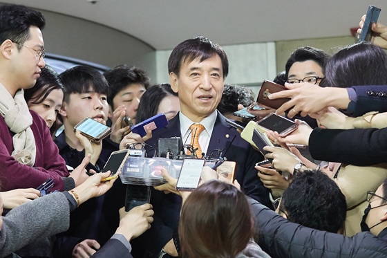 이주열 한국은행 총재가 22일 서울 중구 한은 본관에서 기자들과 만나 인터뷰를 하고 있다.ⓒ한국은행