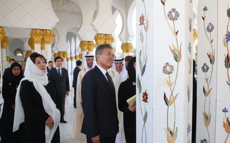 아랍에미리트(UAE)를 공식 방문중인 문재인 대통령과 김정숙 여사가 24일 오후(현지시간) 아부다비 그랜드 모스크를 방문해 이슬람 기둥을 바라보고 있다.ⓒ연합뉴스