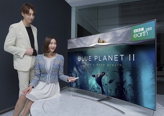 삼성전자 모델이 이 달부터 새롭게 추가된 ‘BBC Earth UHD 2’ 채널을 통해 '블루 플래닛2(Blue Planet2)' UHD 화질 다큐멘터리 영상을 시청하고 있다. ⓒ삼성전자