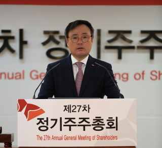 3월 26일 서울 SK서린빌딩에서 열린 ‘제27차 SK㈜ 정기주주총회’에서 SK㈜ 장동현 CEO가 주주들에게 주총 안건을 설명하고 있다.