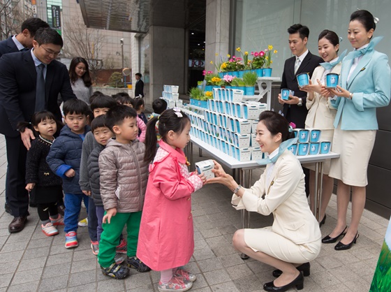 사진은 대한항공 객실승무원들이 어린이들에게 '앉은뱅이 밀' 재배 키트를 나눠주며 기념 사진을 찍는 모습.ⓒ대한항공