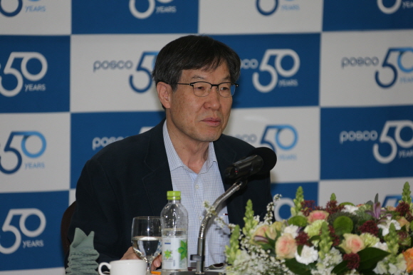 권오준 포스코 회장이 지난달 31일 '포스코 창립 50주년 기념 기자간담회'에서 질의 응답을 하고 있다.ⓒ포스코