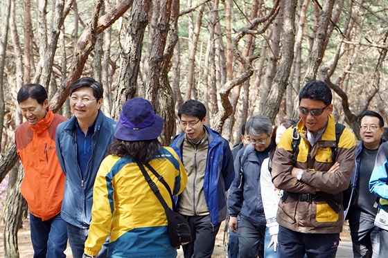 김규옥 기술보증기금 이사장(왼쪽부터 두번째) 등 기보 임직원들이 '기보가족 산행 대회'를 진행하고 있다.ⓒ기술보증기금