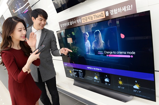 LG전자 모델들이 LG 베스트샵 매장에서 LG 올레드 TV를 살펴보고 있다. ⓒLG전자