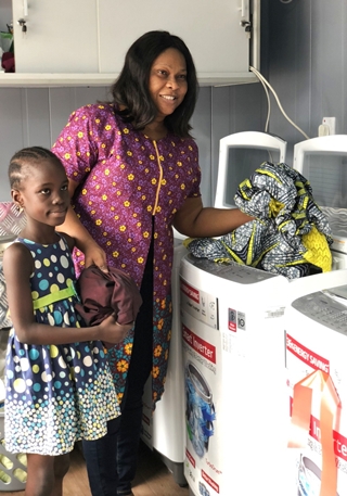 나이지리아 오그바 마을 현지 주민이 LG워시하우스에서 세탁기를 체험해보고 있다.ⓒLG전자