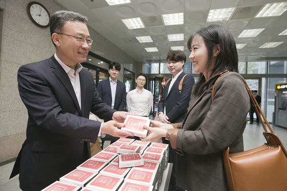 심성훈 케이뱅크 은행장(사진 왼쪽)이 출범 1주년을 기념하고 있는 모습.ⓒ케이뱅크