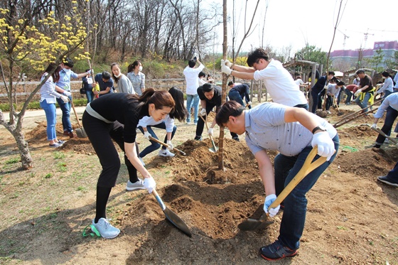 지난 2일 오후 서울 구로구 소재 푸른수목원에서 최정호 진에어 대표(오른쪽), 조현민 진에어 부사장(왼쪽) 등 임직원 약 50여명이 참석해 식목일 맞이 나무 심기 행사를 진행했다.ⓒ진에어