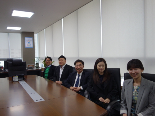 이재혁 한국상장회사협의회 정책홍보팀장(가운데)과 팀원들의 모습. 사진=한국상장회사협의회