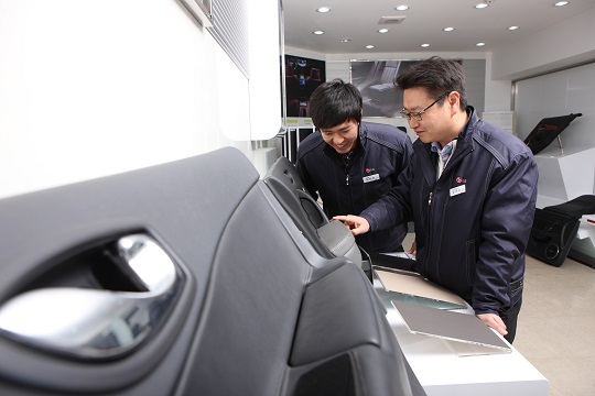 LG하우시스 직원들이 자동차 도어 원단을 살펴보고 있다.[사진=LG하우시스]