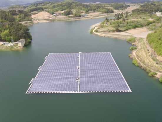 한화큐셀코리아가 2016년 12월 완공한 경북 문경 평지저수지수상 태양광 발전소(0.7MW 규모)