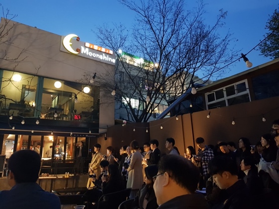 9일 저녁 중금리 P2P대출 전문기업 8퍼센트와 퓨전 한식 주점 월향이 서울 대학로의 주점 문샤인에서 '맛있는 투자'를 주제로 연 파티엔 120여명의 투자자들이 참석해 성황을 이뤘다.ⓒEBN