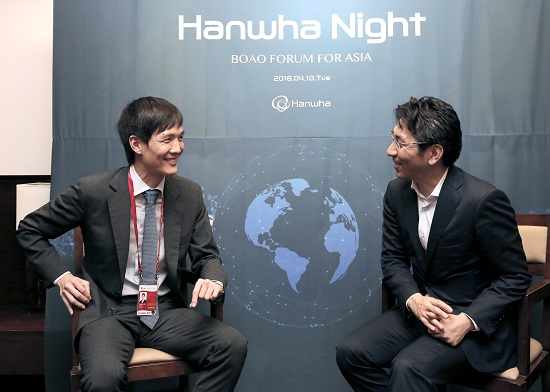 한화생명 김동원 상무(사진 왼쪽)가 일본 암호화폐 및 블록체인 관련 기업인 SBI 리플아시아(SBI Ripple Asia)의 타카시 오키타 대표(Takashi OKITA,오른쪽)를 만나 환담을 나누고 있다. ⓒ한화그룹 