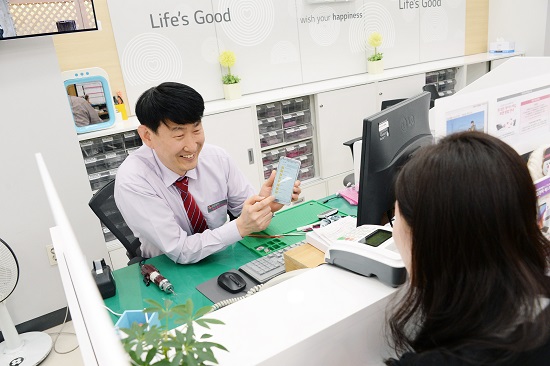 LG전자 강남본점모바일서비스센터에서 서비스 엔지니어가 고객을 응대하고 있다. ⓒLG전자