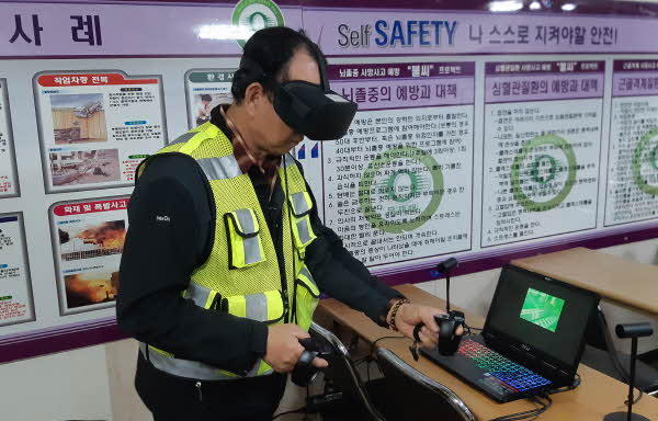 코오롱베니트 VR산업안전교육 시스템 시연 모습. [사진=코오롱베니트]