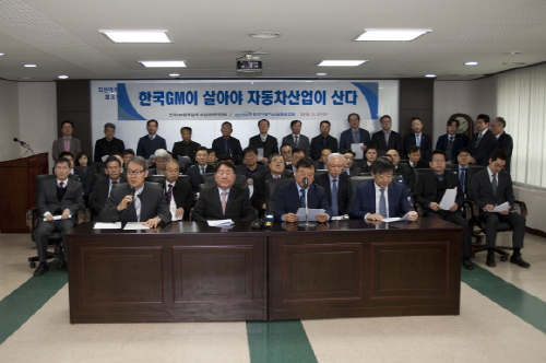 한국지엠 부품협력업체 비상대책위원회가 지난달 21일 한국지엠 협력부품업체 대표자 35~40여명 참석한 가운데 한국지엠 경영 정상화 호소를 위한 기자회견을 열었다.ⓒ부품협력업체 비대위