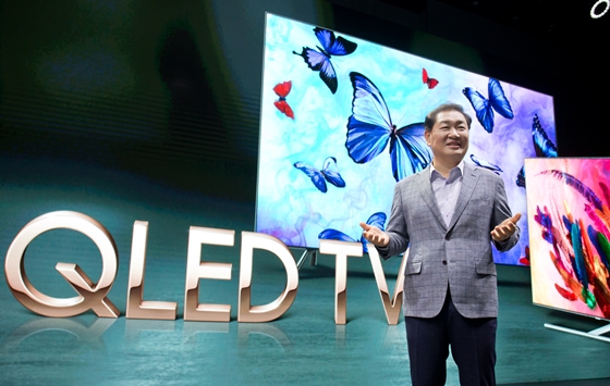 한종희 영상디스플레이사업부장(사장)이 17일 서울 삼성 서초사옥 다목적홀에서 2018년형 QLED TV를 소개하고 있다.ⓒ삼성전자