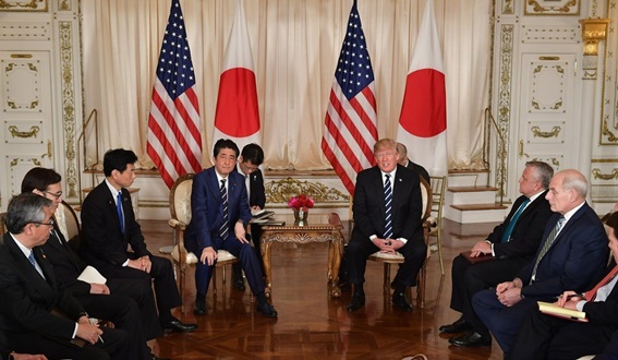 도널드 트럼프 미국 대통령과 아베 신조 일본 총리가 17일(현지시간) 미일 정상회담에 참석해 대화하고 있다.ⓒ연합뉴스