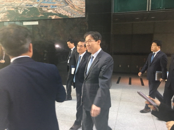 권오준 포스코 회장이 18일 서울 포스코센터에서 열린 이사회를 마치고 나오고 있다.ⓒEBN