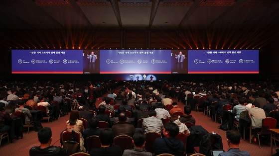 아마존닷컴 버너 보겔스(Werner Vogels) CTO가 4월 18일 삼성동코엑스 컨벤션 센터에서 열린 AWS Summit Seoul 2018에서 기조연설을 하고 있다.