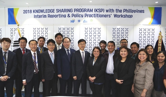 이정환 주택금융공사 사장(가운데)과 필리핀 국책 주택금융기관 NHMFC 방문단이 18일 방문연수에 앞서 기념촬영을 하고 있다.ⓒ주택금융공사