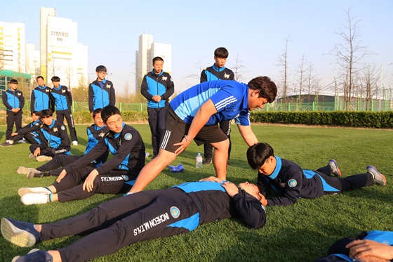 현대글로비스 럭비단은 18일 인천기계공업고등학교 럭비팀을 홈구장인 인천 남동아시아드럭비경기장으로 초청해 직접 일일 럭비 지도를 실시했다.ⓒ현대글로비스