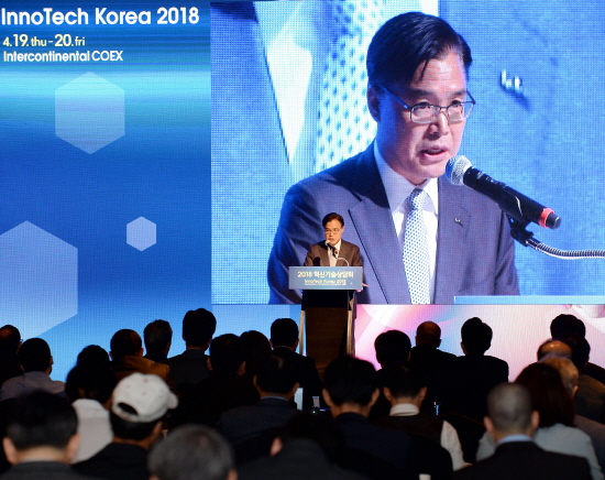 KOTRA는 19일부터 이틀간 서울 삼성동 코엑스 인터컨티넨탈 호텔에서 ‘2018 혁신기술상담회’를 개최한다. 개막행사로 열린 테크 컨퍼런스에서 권평오 KOTRA 사장이 개회사를 하고 있다.