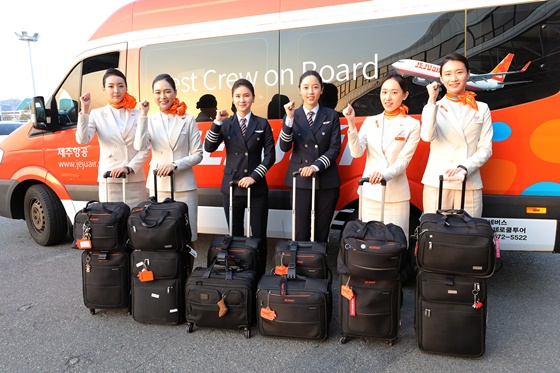제주항공은 지난 4월 18일 저녁 8시40분 인천공항을 출발해서 태국 방콕으로 향한 7C2205편의 운항승무원 2명이 모두 여성이었다고 19일 밝혔다.ⓒ제주항공