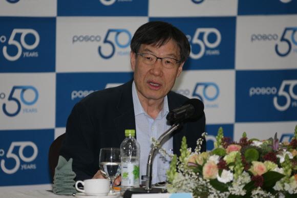 권오준 회장이 지난달 31일 '포스코 창립 50주년 기념 기자간담회'에서 질의 응답을 하고 있다.ⓒ포스코