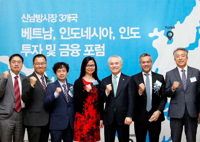 SC제일은행은 지난 18일 부산(벡스코)과 19일 서울(강남구 양재동 KOTRA 국제회의실)에서 국내 중견·중소 기업들의 시장 확대를 지원하기 위한 '베트남, 인도네시아, 인도 투자 및 금융포럼'을 개최했다고 20일 밝혔다.ⓒSC제일은행