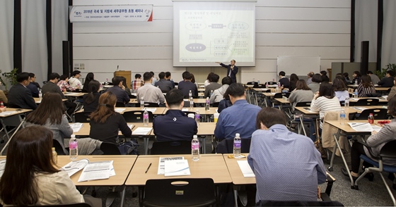 캠코(한국자산관리공사)는 20일 오전 강남교보타워 23층 다목적홀에서 서울지역 세무공무원 및 캠코 공매 업무 담당자 등 총 180명이 참석한 가운데 '2018년 국세 및 지방세 세무공무원 초청 세미나'를 개최했다.ⓒ캠코