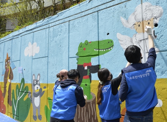 동양생명 임직원들이 21일 서울 중랑구 상봉초등학교에서 '수호천사 벽화 그리기' 봉사활동을 펼치고 있다.ⓒ동양생명