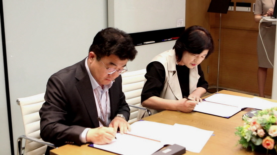 CJ프레시웨이 김승하 상품개발본부장(왼쪽)과 정이푸드빌 이정희 대표이사가 업무협약서에 서명하고 있다.
