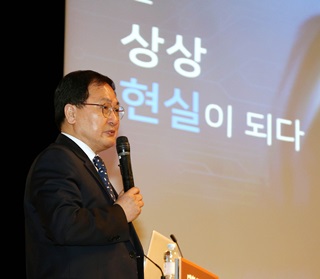 유영민 과학기술정보통신부 장관이 25일 대한상공회의소 주최로 열린 'CEO 조찬간담회'에서 정부의 정보통신기술(ICT) 발전 계획과 중장기 정책방향에 대해 설명했다. ⓒ대한상의